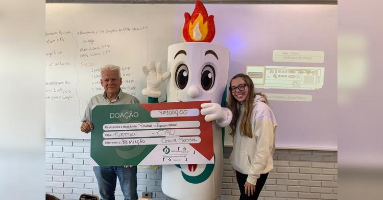 Com chama que simboliza esperança, Teresinho é o novo mascote da Associação Madre Teresa