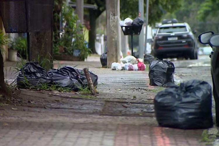 Coleta de lixo é afetada após paralisação de funcionários em São José dos Campos