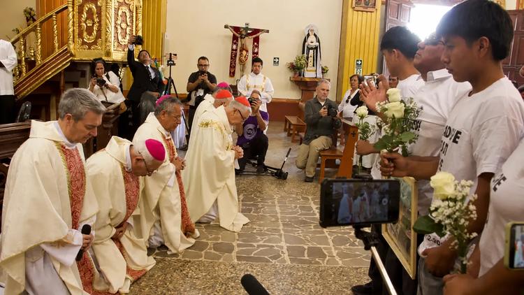 As desculpas de joelho que o Vaticano fez a povoado no Peru: 'Fizeram o que queriam conosco porque somos pobres'