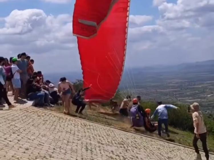 Passeio de voo livre quase termina em acidente na Serra do Vitorino, em Riacho das Almas; VÍDEO
