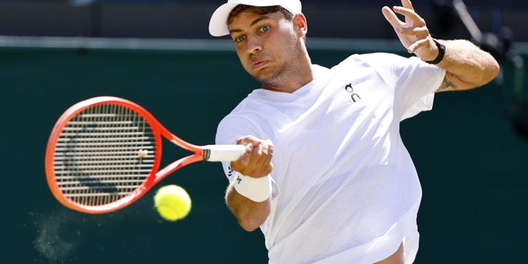 Wimbledon sempre più azzurra, Cobolli batte in 3 set De Minaur e ritorna ai quarti. Ora Dimitrov o Fery