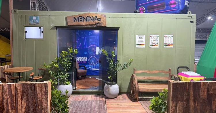 Rádio Menina monta estúdio contêiner no Acampamento Farroupilha de Balneário Camboriú