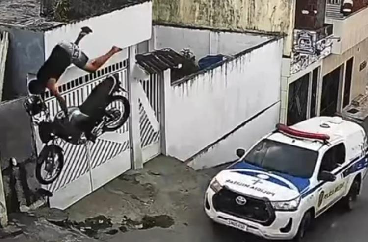 Vídeo mostra acidente em que piloto morre após ser arremessado de moto durante perseguição policial; caso motivou protesto