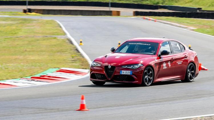 El templo de la velocidad de Alfa Romeo: así es su circuito en Italia en el que prueba superdeportivos de 520 CV