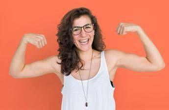 Salute, donne più competenti degli uomini nel gestirla: usano meglio il fai da te e l'Intelligenza artificiale