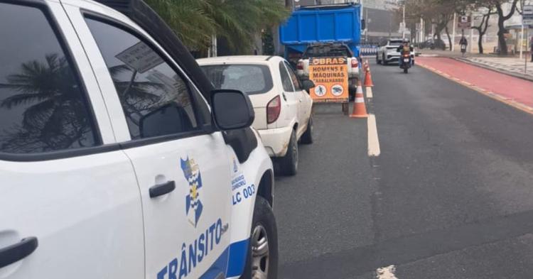 Avenida Atlântica fica em meia pista na região Central de Balneário Camboriú; veja os horários