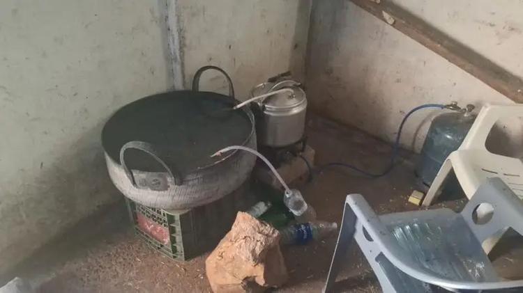 تفكيك معمل سري للماحيا بالرحامنة وحجز 500 لتر وتوقيف خمسيني +صور