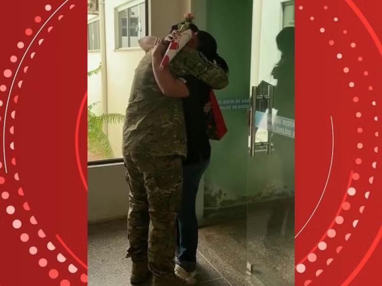Após 6 meses na Guerra da Ucrânia, brasileiro volta e surpreende esposa em hospital de RO: 'Fiquei em choque'