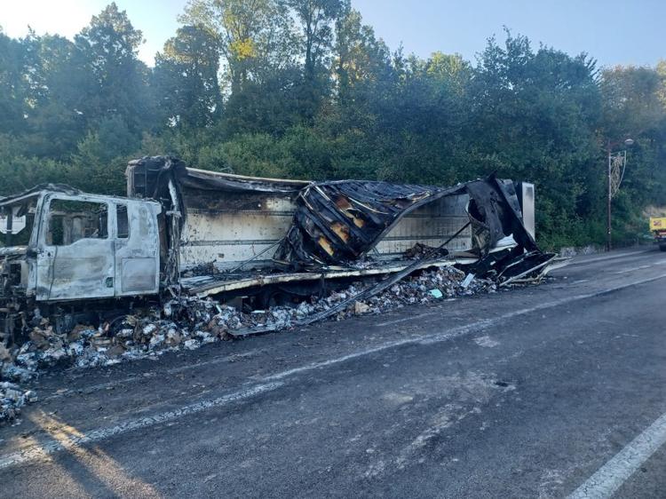 Un camion prend feu en pleine nuit à la Bâtie-Divisin