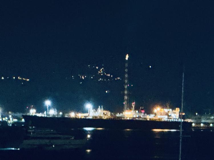 Raffineria di Milazzo, continua lo “sfiaccolamento” della torcia. Le proteste di Adasc e Associazione medici Ambientalisti