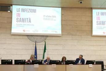 In Italia 500mila infezioni ospedaliere l'anno di cui un terzo da superbug, costi per 783 mln
