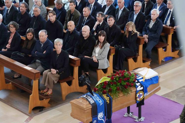 L'ultimo applauso a Beccalossi: chiesa gremita per il funerale a Brescia