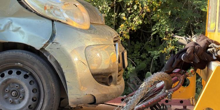 Bambina di 11 anni in bici investita e uccisa da un'auto ad Aprilia