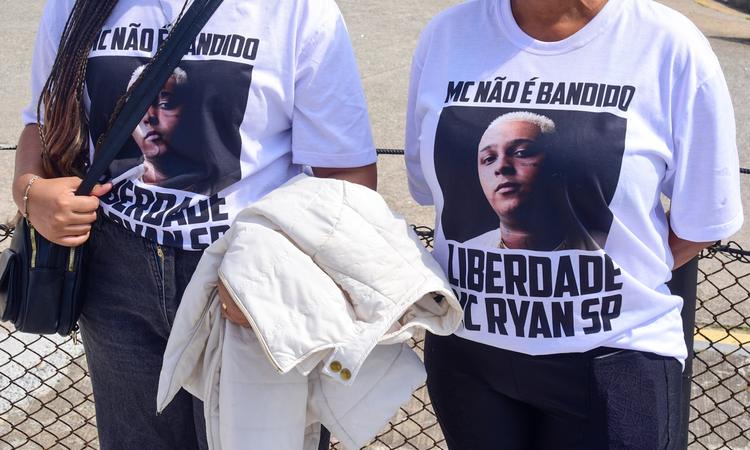 Familiares de MC Ryan vão à porta de presídio pedir liberdade para funkeiro após habeas corpus concedido pelo STJ