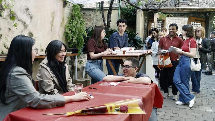 La Hankangmanía controlada se desata en Barcelona: solo 100 firmas y un paseo sola y anónima por el centro