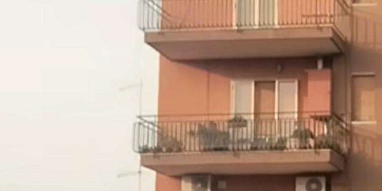 Catania, donna lancia il cane dal quarto piano: sottoposta a tso