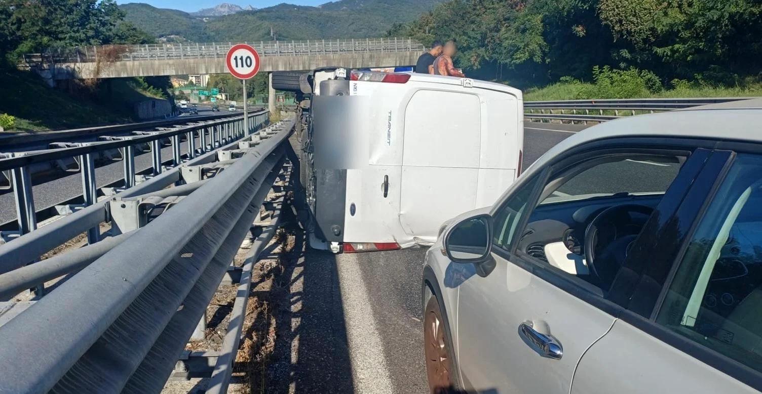 Incidente sulla A2 tra San Mango e Salerno: furgone ribaltato, tre feriti