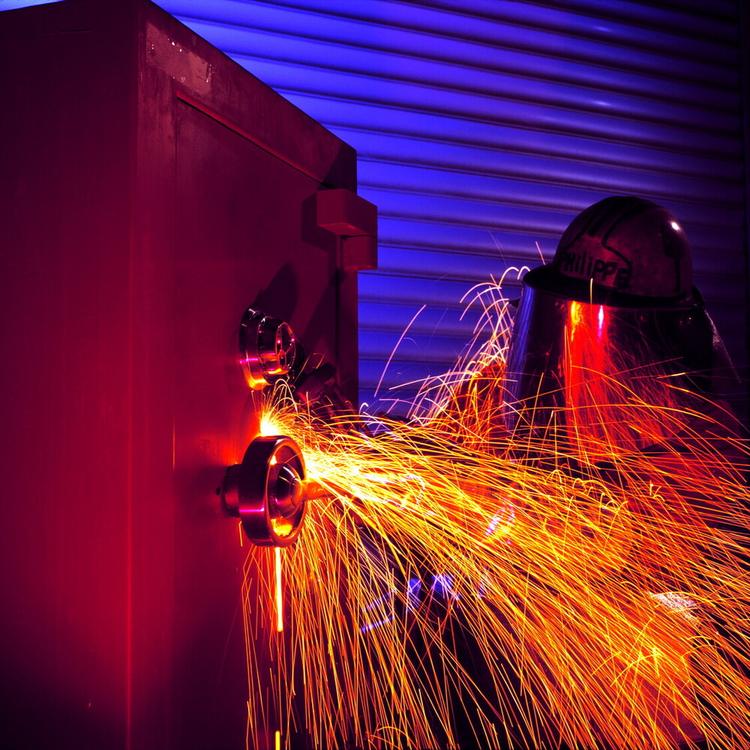 Clamorosa rapina in banca con ostaggi a Napoli, i banditi svuotano le casette di sicurezza e fuggono