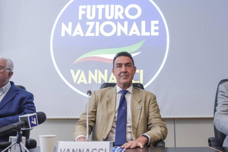Il cantiere Vannacci. "Invitiamo Meloni alla Costituente"