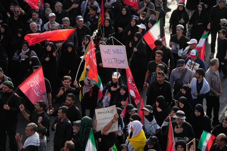 Khamenei, marea umana per la vendetta