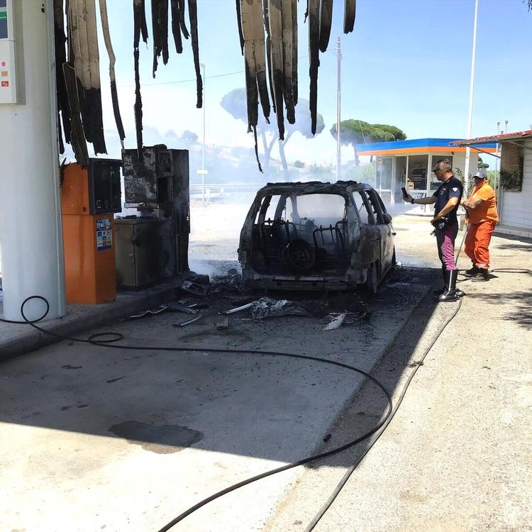 Cadaveri carbonizzati di quattro pakistani in un'auto nel Cosentino. Sono stati uccisi