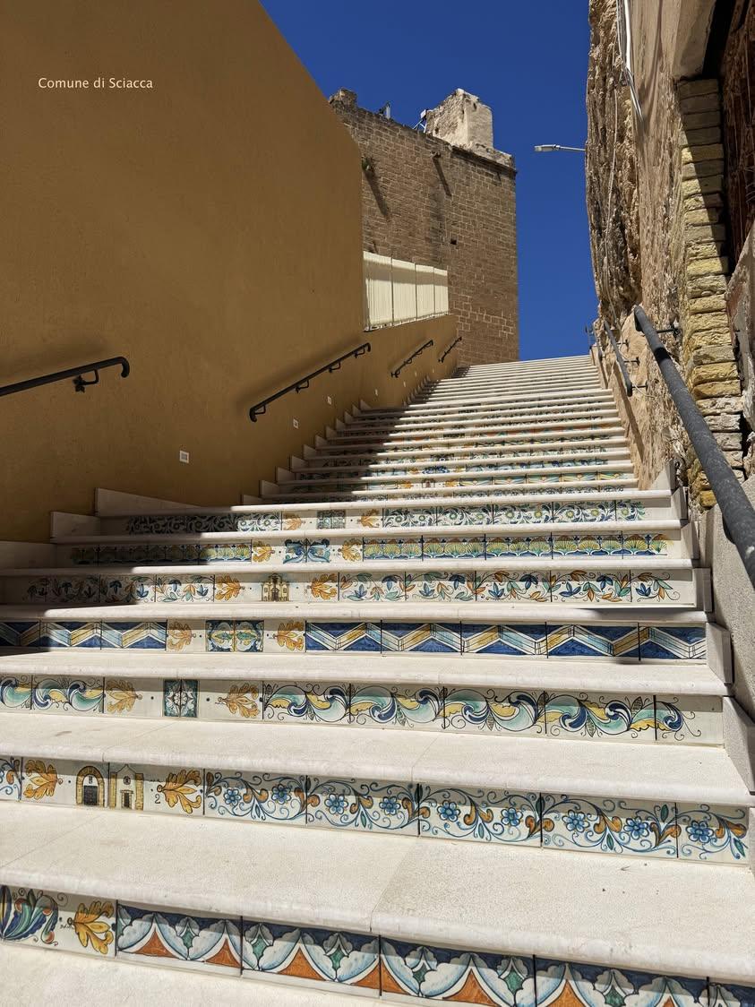 SCALA  DI VIA PIETRE CADUTE  oggi alla luce del sole  #sciacca #ceramicadisciacca