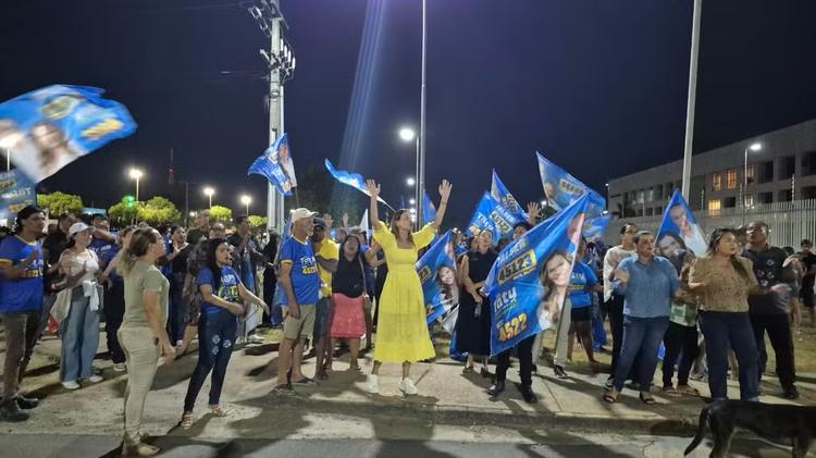 VÍDEO: Esposa e apoiadores de Jalser Renier oram e cantam 'Aquilo que parecia impossível' em frente à PF após prisão em Boa Vista