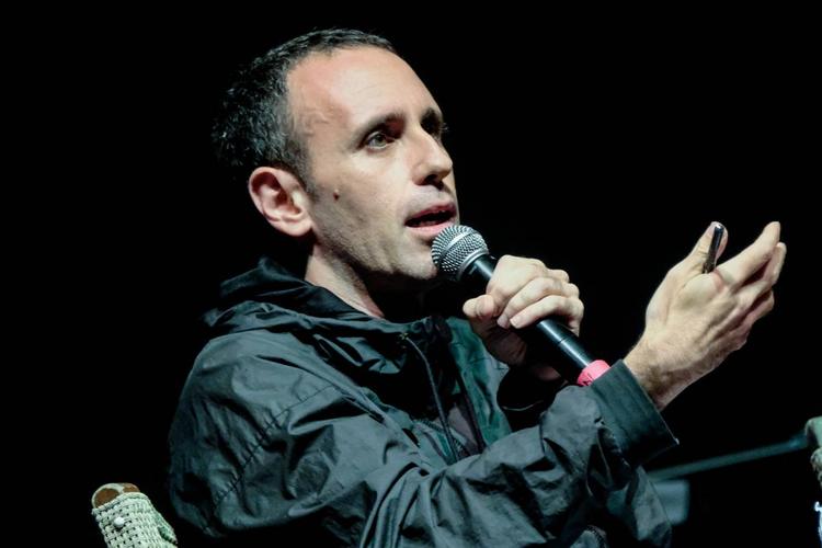 "Deve dissociarsi dal centro sociale"