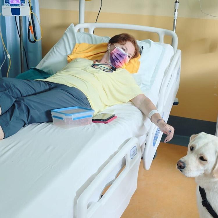 Joy entra in Day Hospital: paziente oncologica fa la terapia con la sua labrador