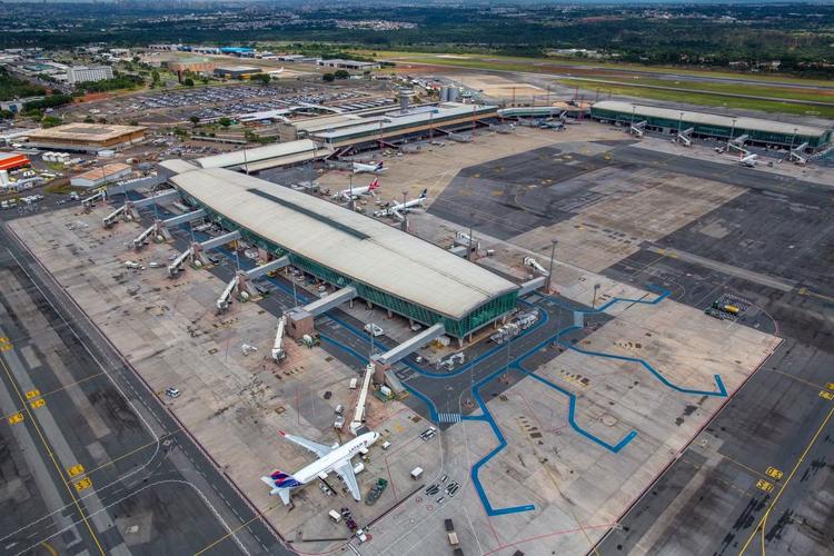 Avião precisa voltar ao Aeroporto de Brasília após colidir com ave