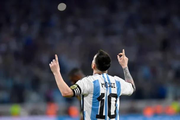ميسي يعلن اعتزاله دوليا