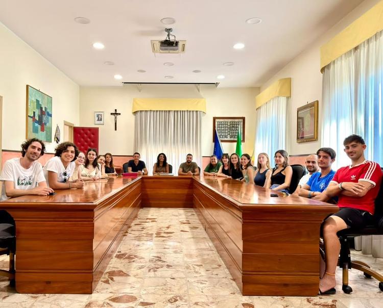 🇪🇺𝗥𝗢𝗖𝗖𝗔𝗟𝗨𝗠𝗘𝗥𝗔 𝗔𝗖𝗖𝗢𝗚𝗟𝗜𝗘 𝗜 𝗩𝗢𝗟𝗢𝗡𝗧𝗔𝗥𝗜 𝗗𝗜 “𝗩𝗘𝗜𝗟-𝗖𝗢𝗥𝗣𝗦”! ✨ Ieri pomeriggio, presso...