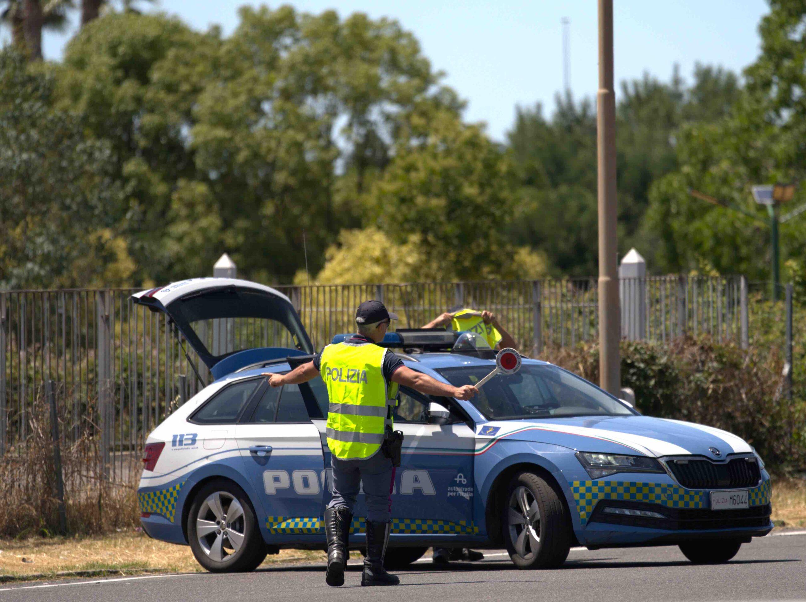 Teverola, tentano “truffa dello specchietto” e aggredisco automobilista per avere altro denaro