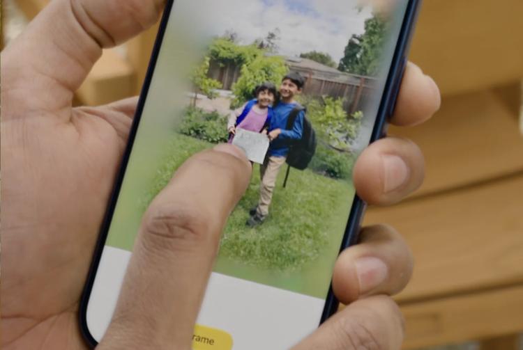 Apple adjusts the photo during Spatial Reframing demo at WWDC.