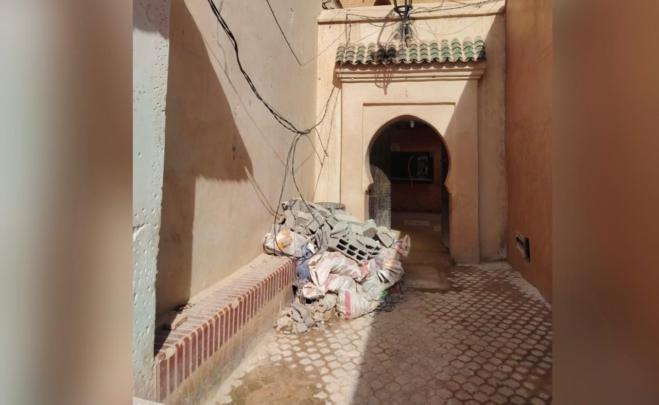 رمي الأتربة وعرقلة السياح.. من المسؤول عن فوضى أشغال ترميم مسجد الزاوية بمراكش؟