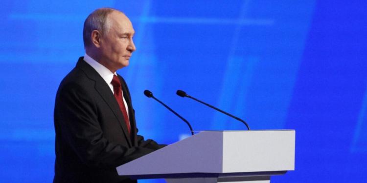 Mosca minaccia rappresaglie sulle basi britanniche per le armi a Kiev. Trump: Putin non attaccherà territori Nato