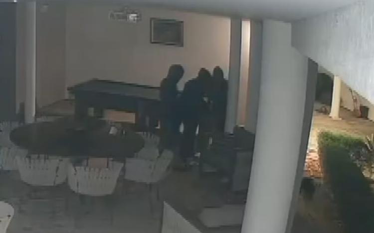 Novas imagens mostram suspeitos rondando condomínio de luxo antes de assalto a casa em Ribeirão Preto, SP