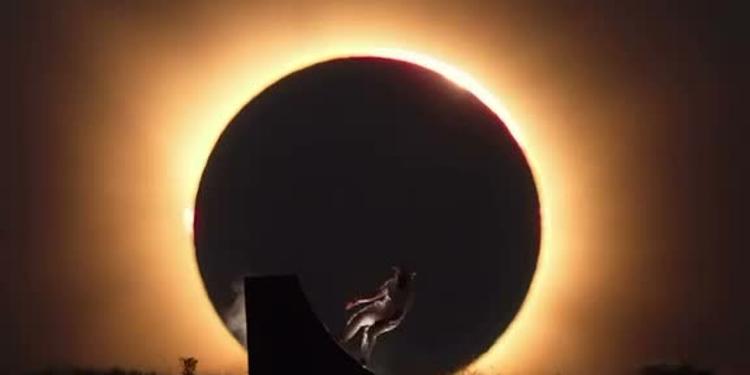 Eclissi solare, lo skater Danny León salta davanti al Sole nero: il video è virale
