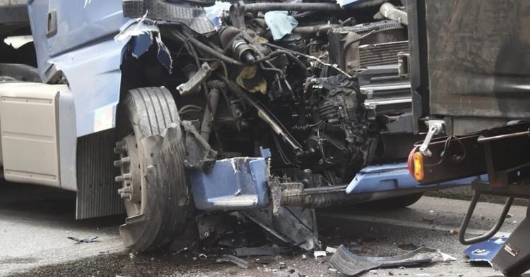 Engavetamento entre carretas provoca 17 km de congestionamento na BR-101, em Itajaí