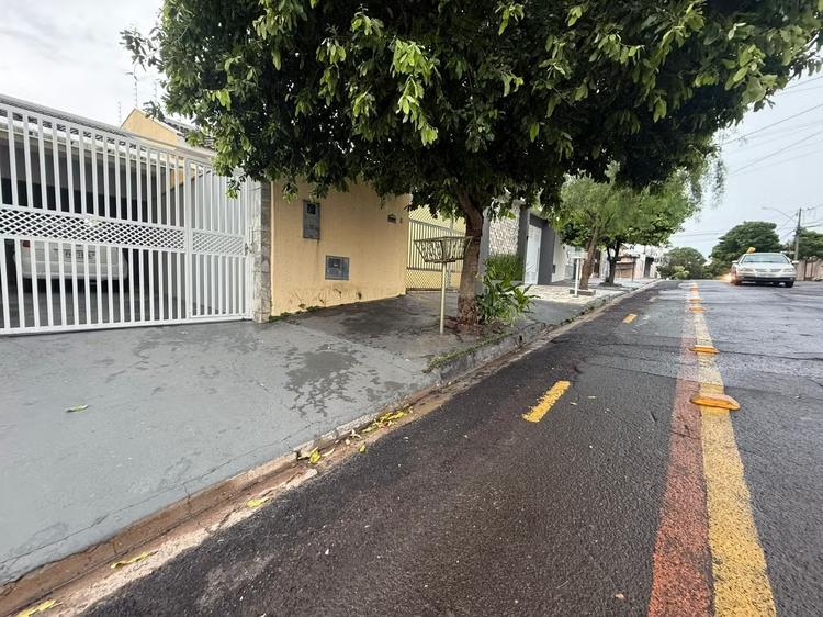 Mesmo com ordem judicial, ciclofaixa em frente a casas continua pintada em rua da zona norte de Prudente