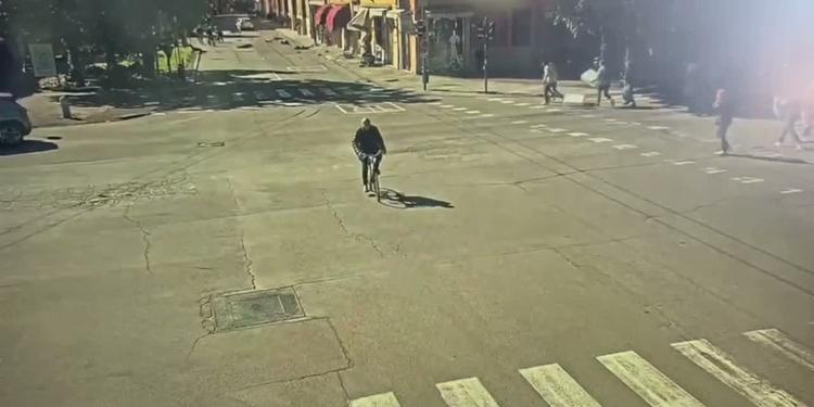 Modena, la folle corsa dell'auto in pieno centro si abbatte sui passanti IL VIDEO