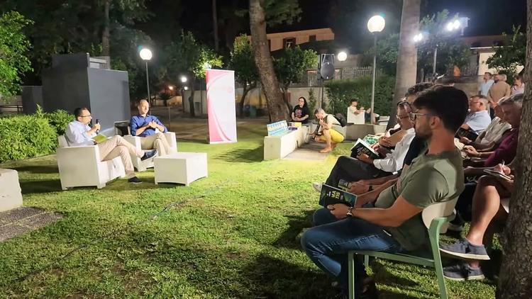 Nello Cristianini, esperto internazionali di intelligenza artificiale, ha presentato a Polistena il suo ultimo libro “Fo...
