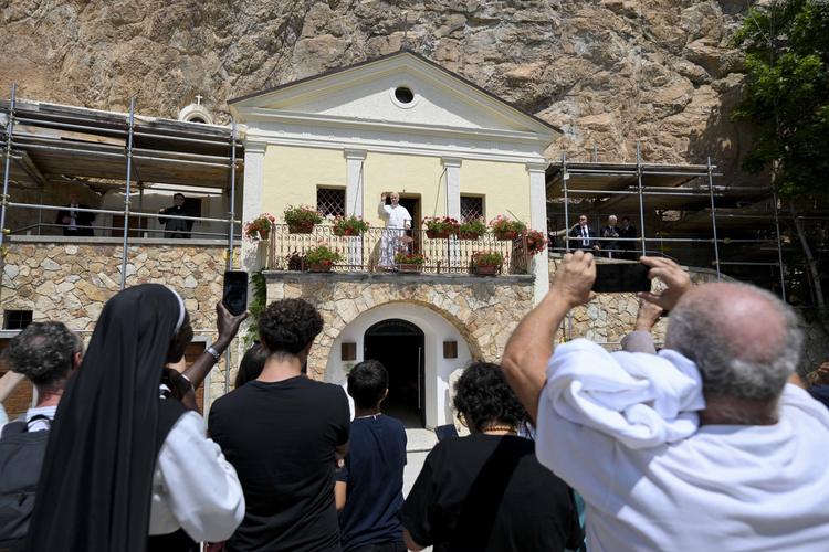 Mulheres que acusam padre de violência sexual denunciam silêncio do Vaticano