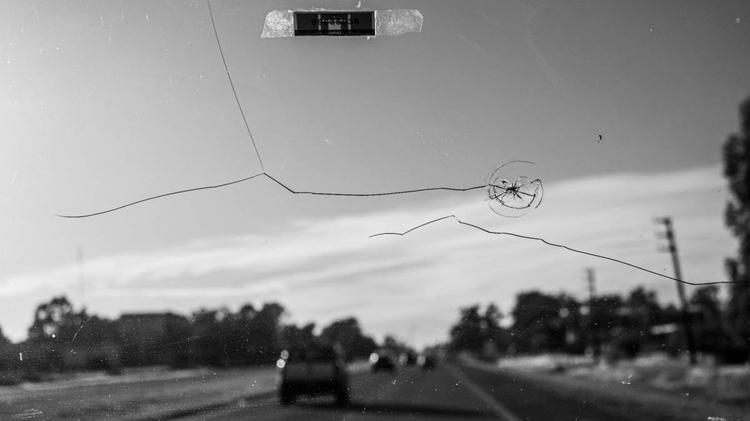 Auto, coi vetri filati o scheggiati rischi la stangata: sanzioni e sicurezza, cosa c'è da sapere