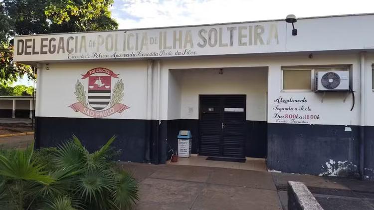 Menino é vítima de tentativa de sequestro após sair da escola e foge enquanto suspeito fala ao telefone