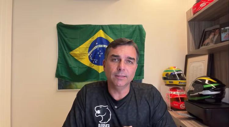 Flávio Bolsonaro diz que Jair não sabia de vídeo de IA e defende uso: 'Nós estudamos a legislação'