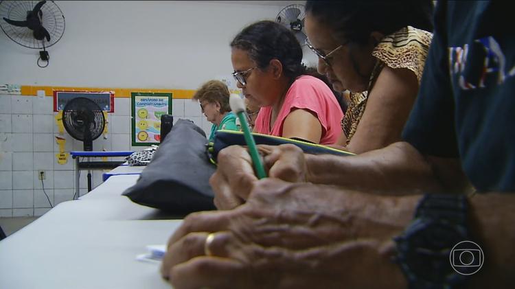 Amazonas reduz analfabetismo, mas número de idosos que não sabem ler aumenta 13%, aponta IBGE