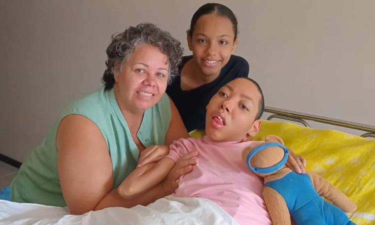 Mãe que inventou absorvente dérmico para gastrostomizados na Bahia estudava enquanto acompanhava filho em hospital