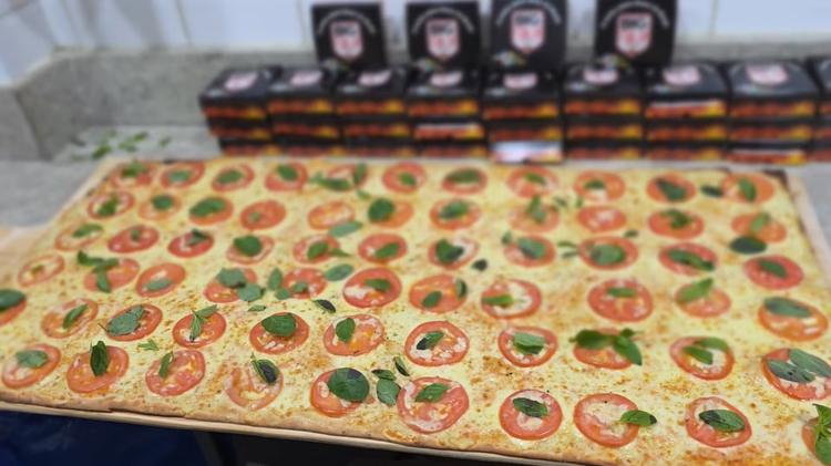 Mais de 160 metros e 11 mil fatias: como Balneário Camboriú quer bater recorde de maior pizza linear do Brasil