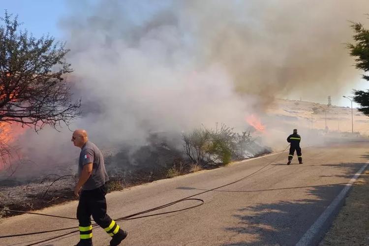 Fiamme sul Gargano, chiusa la provinciale 56